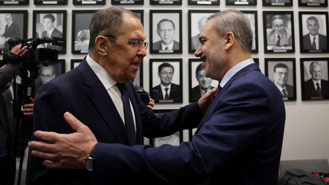 Lavrov razgovarao telefonom sa šefom turske diplomatije: Tema bezbednost plovidbe Crnim morem