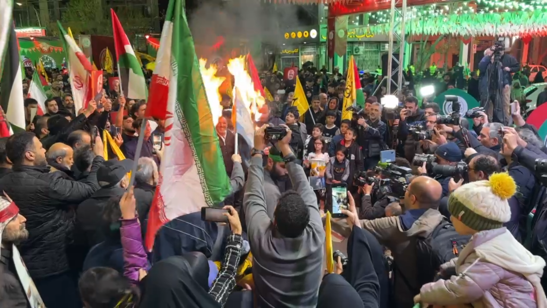 Запаљена застава САД: Протест у Техерану, Иран поручује да ће одговорити Израелу (ВИДЕО)