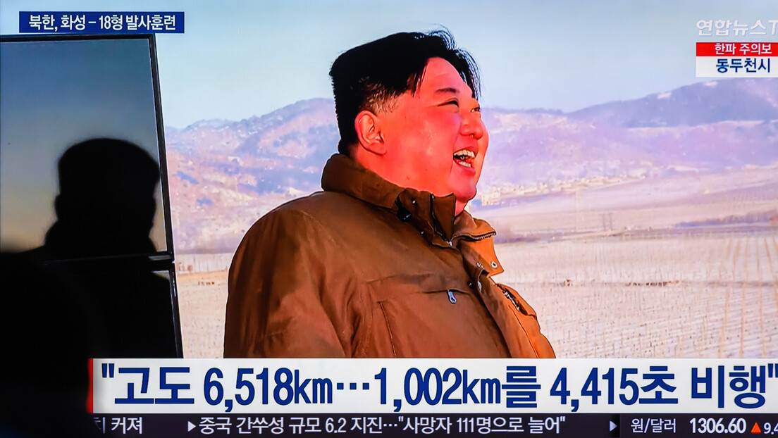 Ким Џонг Ун надгледао лансирање нове балистичке ракете  (ФОТО)