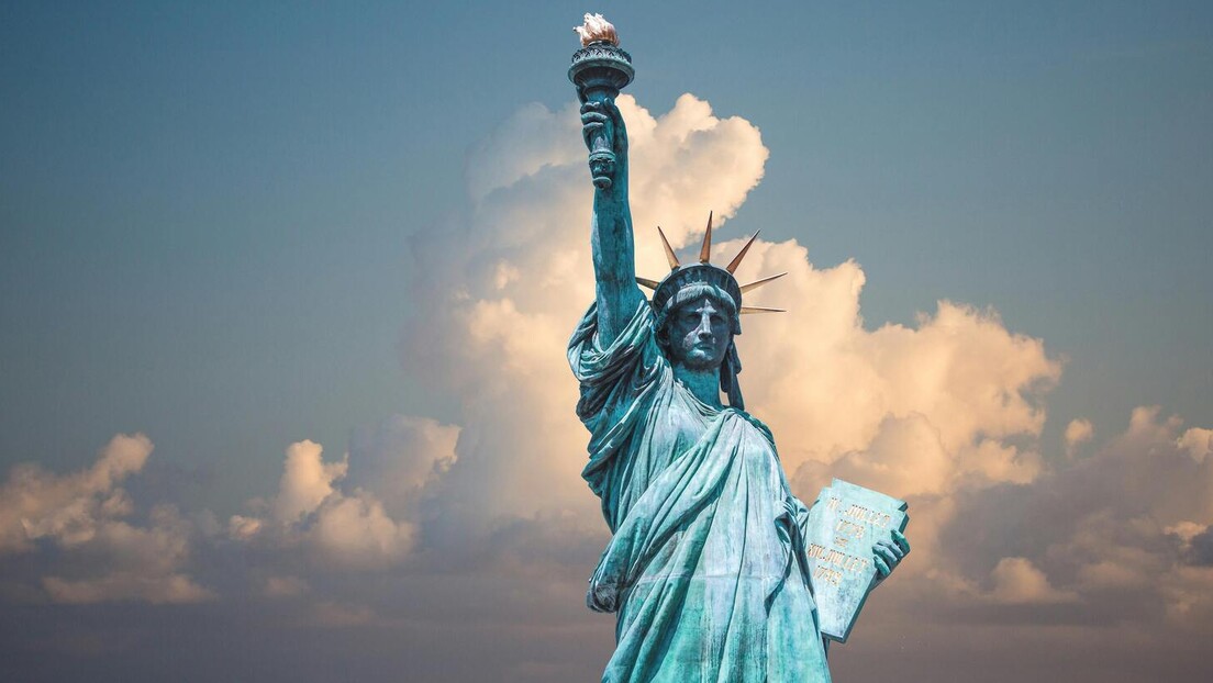 Grom pogodio Kip slobode u Njujorku - uslikan trenutak udara (FOTO)