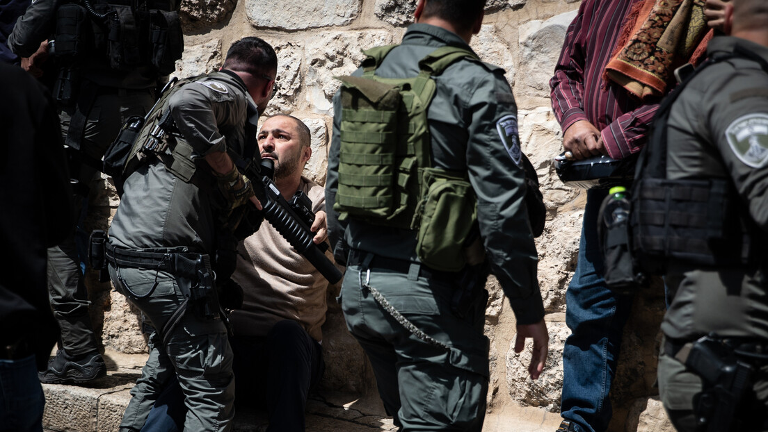 Израелска полиција привела 16 Палестинаца током молитве у џамији Ал Акса