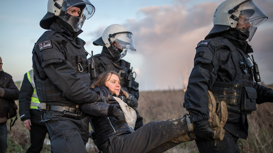 Samo u Holandiji: Greta Tunberg ponovo privedena jer je blokirala saobraćajnicu u Hagu