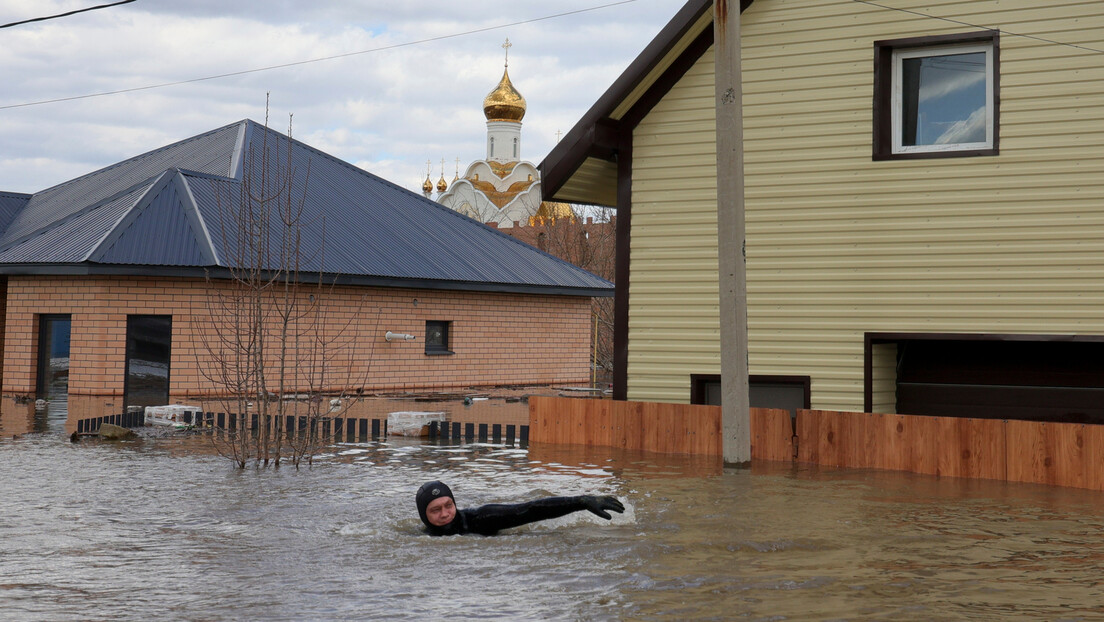 Поплаве у Русији: Вода почела да опада код Орска и Оренбурга, расте у Курганској области