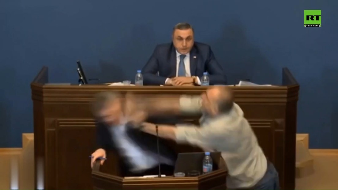 Opšta tuča u parlamentu Gruzije tokom razmatranja zakona o stranim agentima