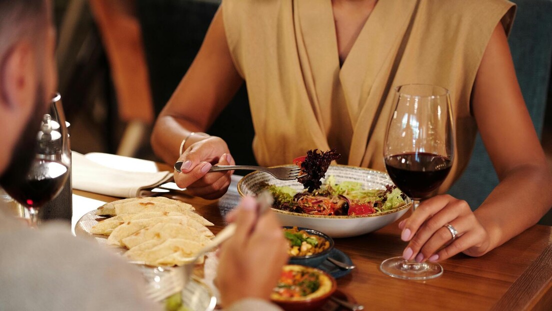 Italijanski restoran nudi besplatno vino gostima, uslov - bez telefona za večerom