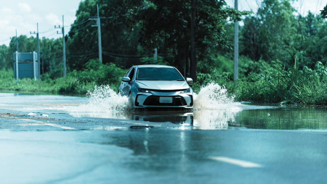 Вожња у кишним условима: Ови савети вам могу помoћи ако вам киша поплави ауто