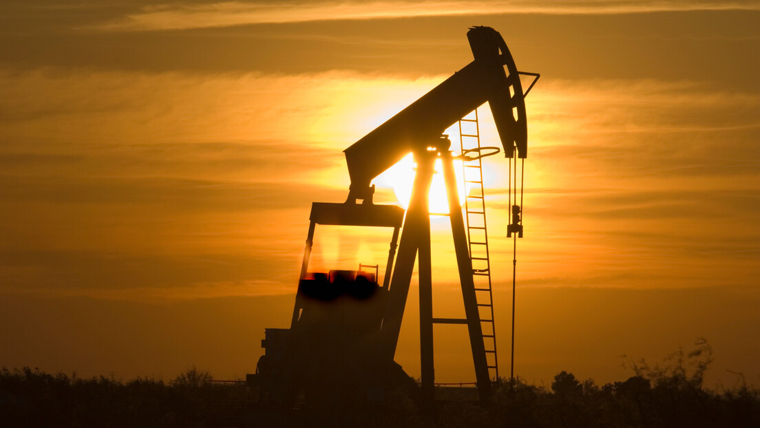 Глобална производња нафте у фебруару пала за 1,2 милиона барела дневно