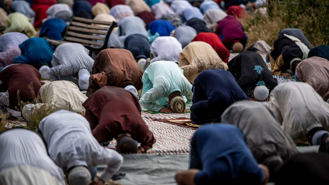 Рим се претвара у престоницу ислама: Полиција забринута због броја импровизованих џамија