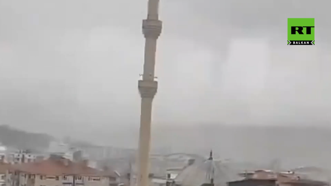 Pijavica iznad Turske: Vetar nosio krovove kuća, oborio minaret