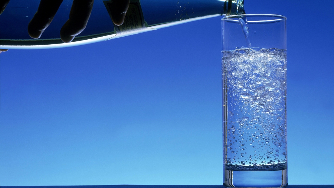 Stomatolog upozorio na štetnost jedne vrste vode: Narušava pH vrednost i oštećuje zubnu gleđ