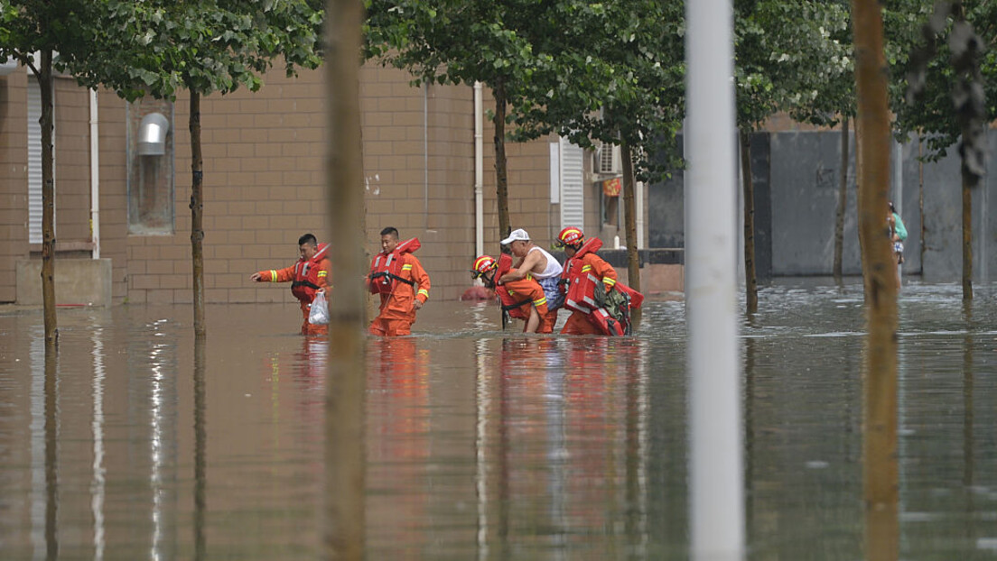 Катастрофалне поплаве у Кини: Евакуисано 60.000 људи, отказани летови, школе затворене (ВИДЕО)