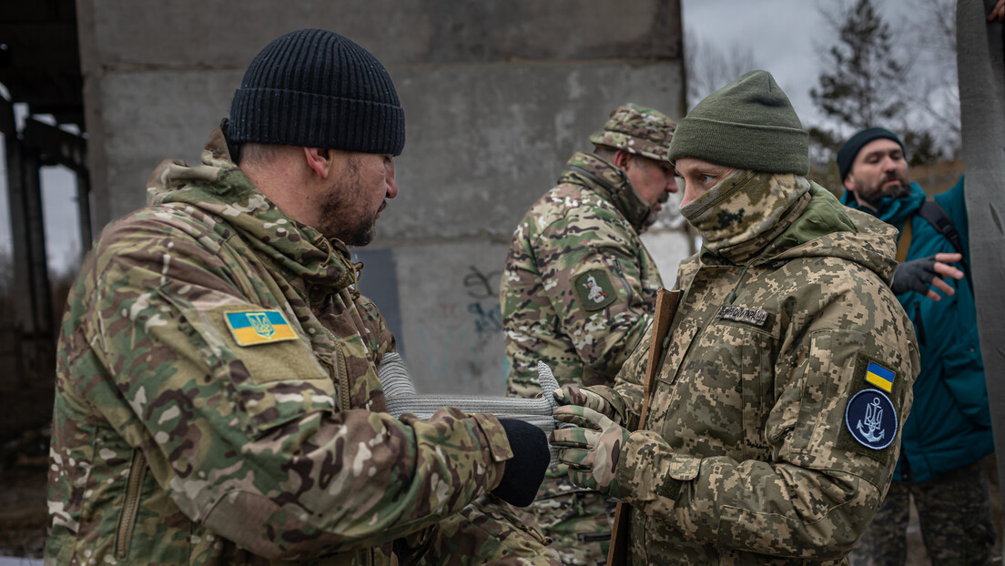 Можете само у рат: Украјина обуставља све конзуларне радње за војно способне Украјинце