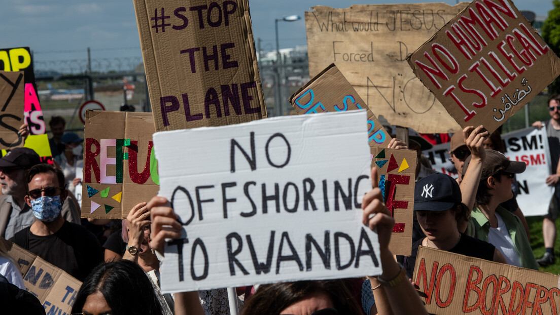 Нема места за мигранте: Британија одобрила контроверзни закон о слању азиланата у Руанду (ВИДЕО)