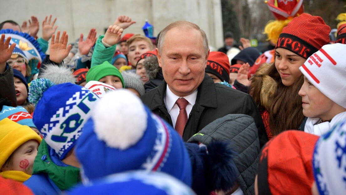Путин: Побољшање демографије и квалитета живота великих породица је приоритет