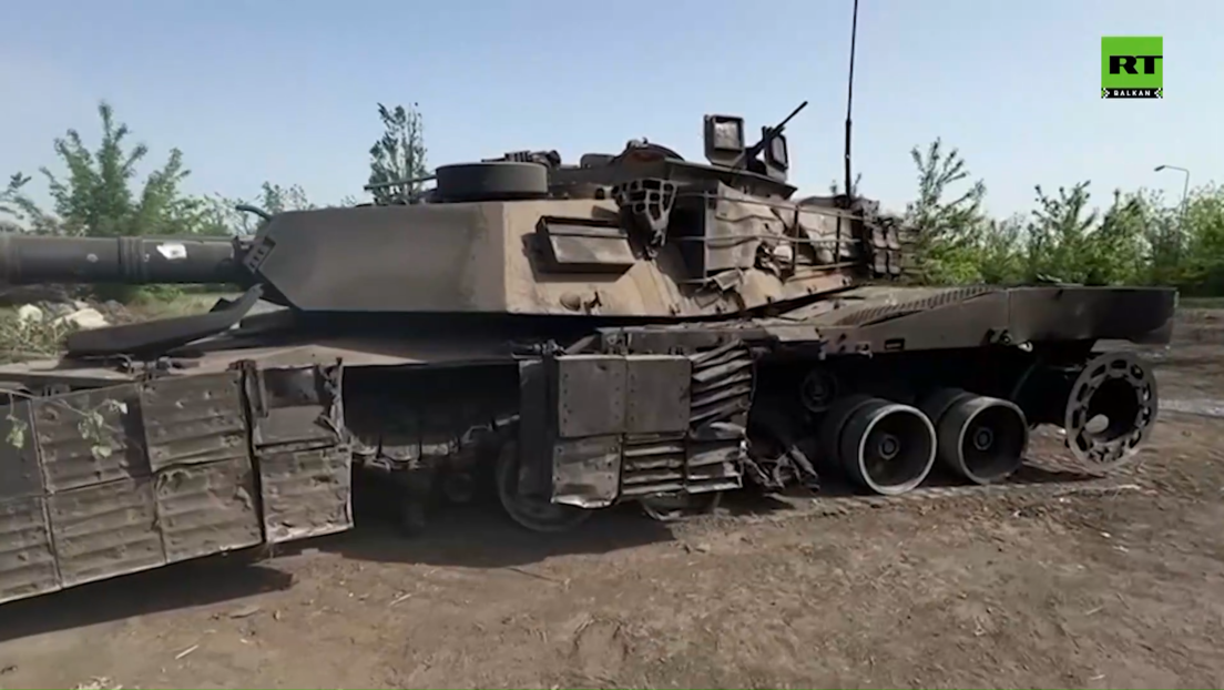 Sa fronta na izložbu trofeja: Rusi dopremili uništeni američki tenk "abrams" (VIDEO)