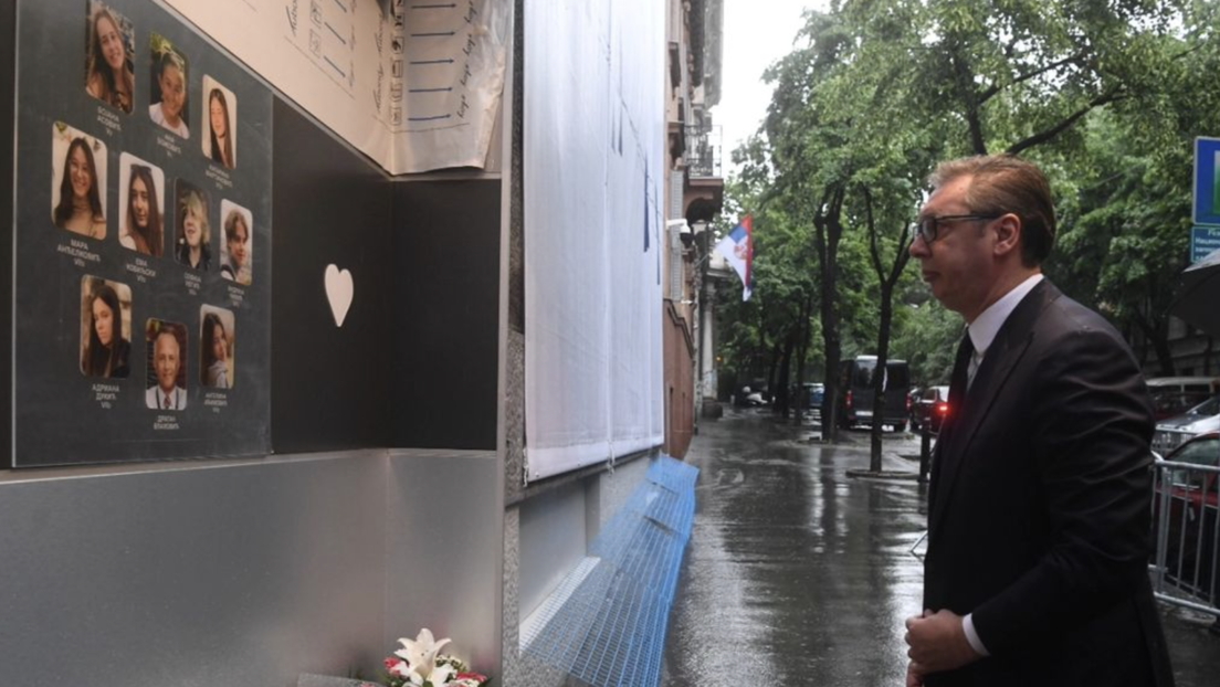 Godišnjica masovnog ubistva u "Ribnikaru": Predsednik Vučić položio cveće