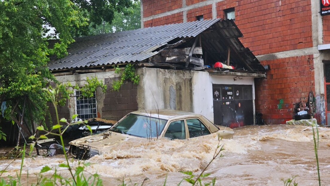 Невреме у Сврљигу: Поплављено више десетина кућа, бујица однела и мост (ВИДЕО)