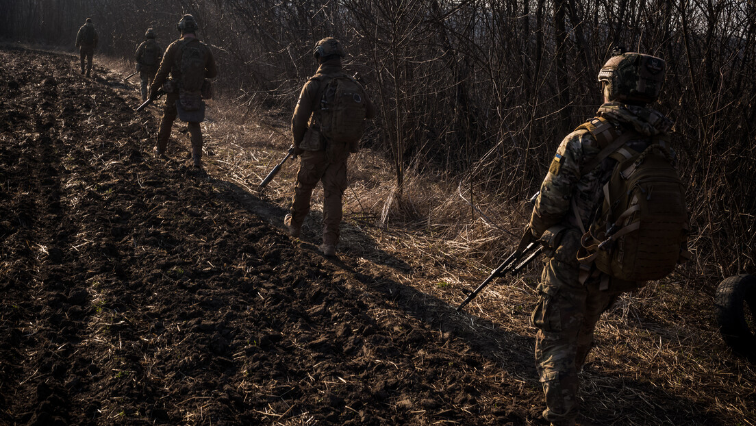 Ново хаотично повлачење украјинске војске: Не користе оклопна возила, беже под артиљеријском ватром