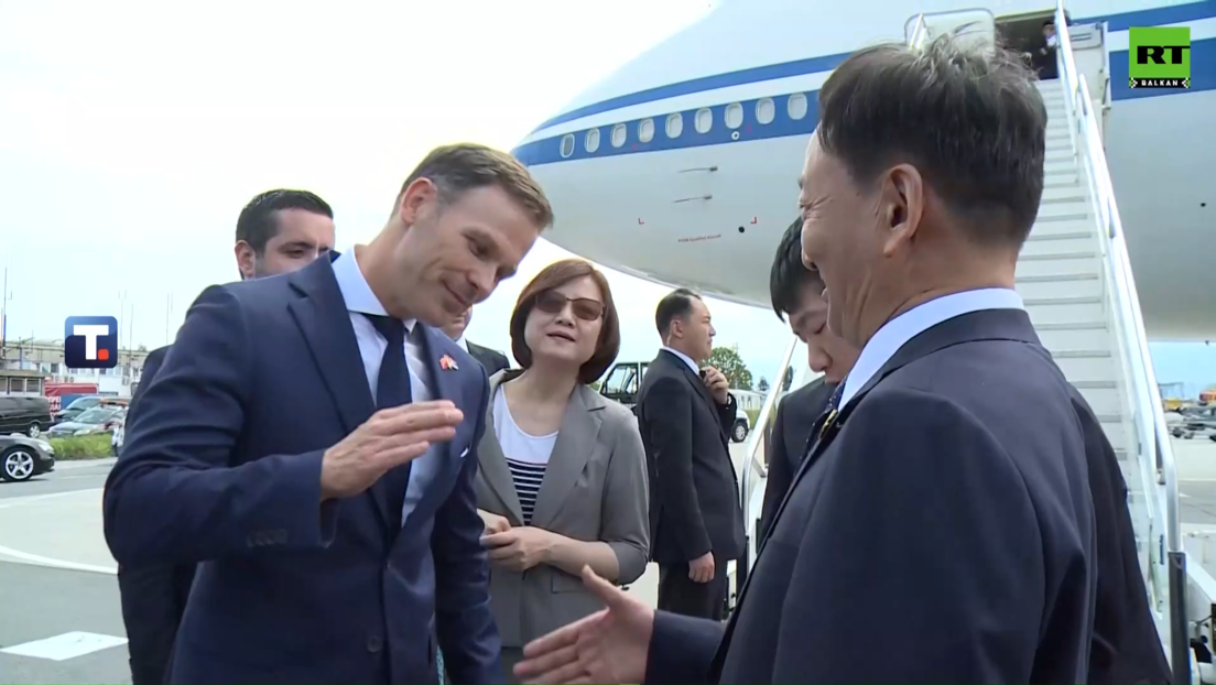 Кинески министри први стигли у Београд: Свечани дочек на аеродрому