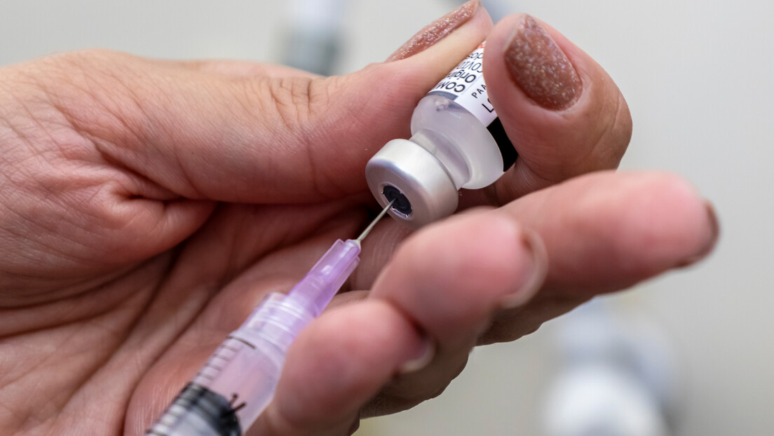"АстраЗенека" повлачи вакцину неколико месеци након признања о нуспојавама