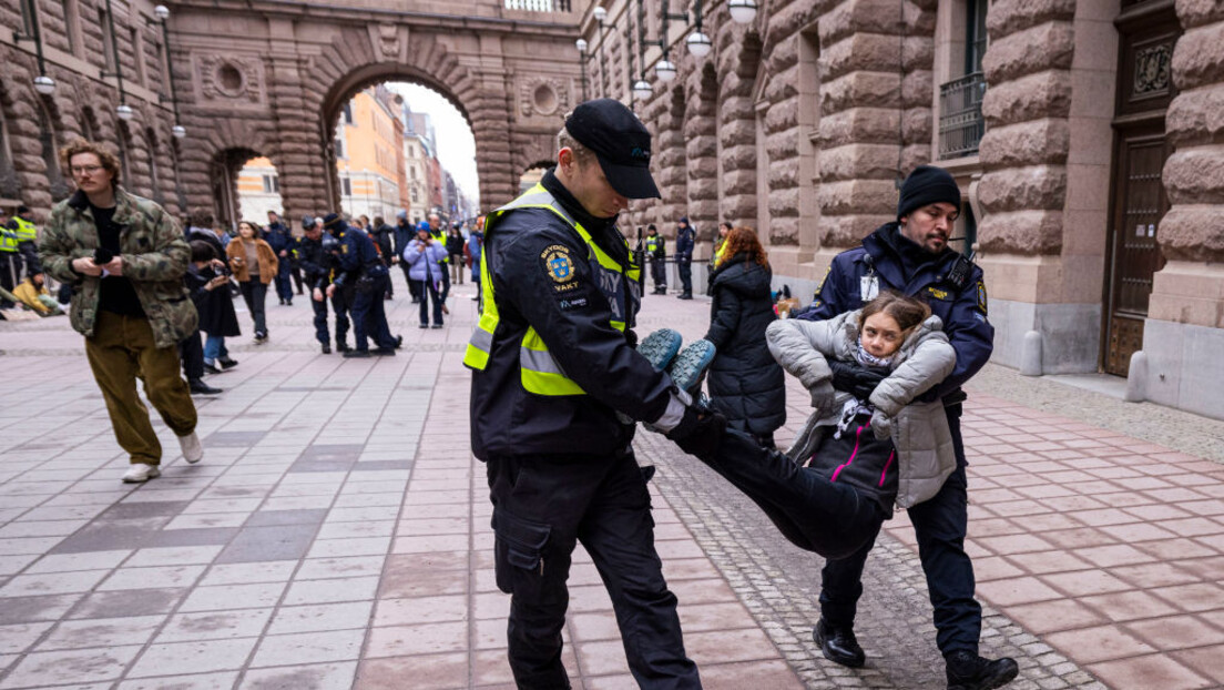 Грета Тунберг кажњена са 550 долара због блокаде улаза у шведски парламент