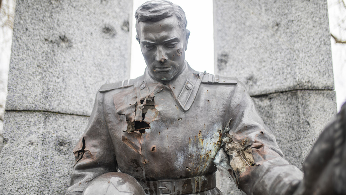 Rusija pokreće istragu: U Finskoj oskrnavljen spomenik sovjetskim vojnicima (FOTO)