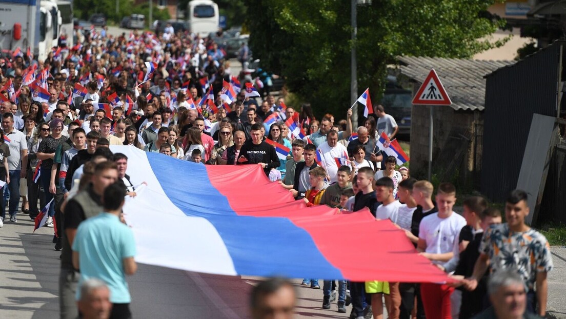 У инат власти: Срби у Лепосавићу развили огромну заставу на дан Светог Василија