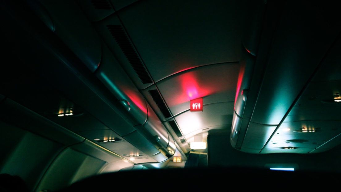 Zbog čega se svetla u avionu prigušuju tokom večernjih i noćnih letova
