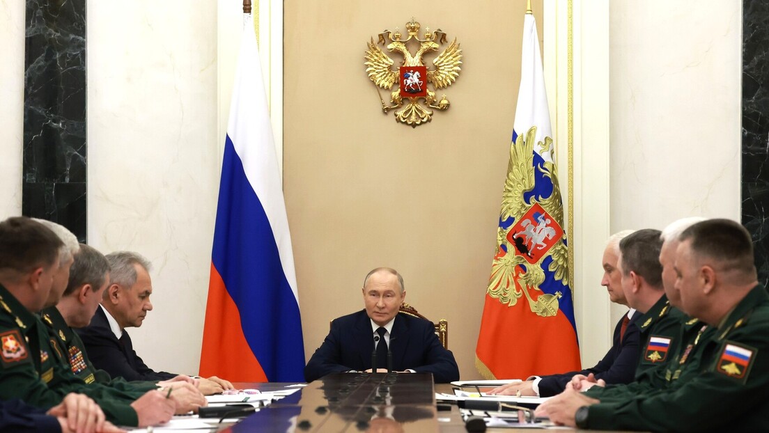 Путин захвалио Шојгуу на служби: Напредујемо на свим правцима