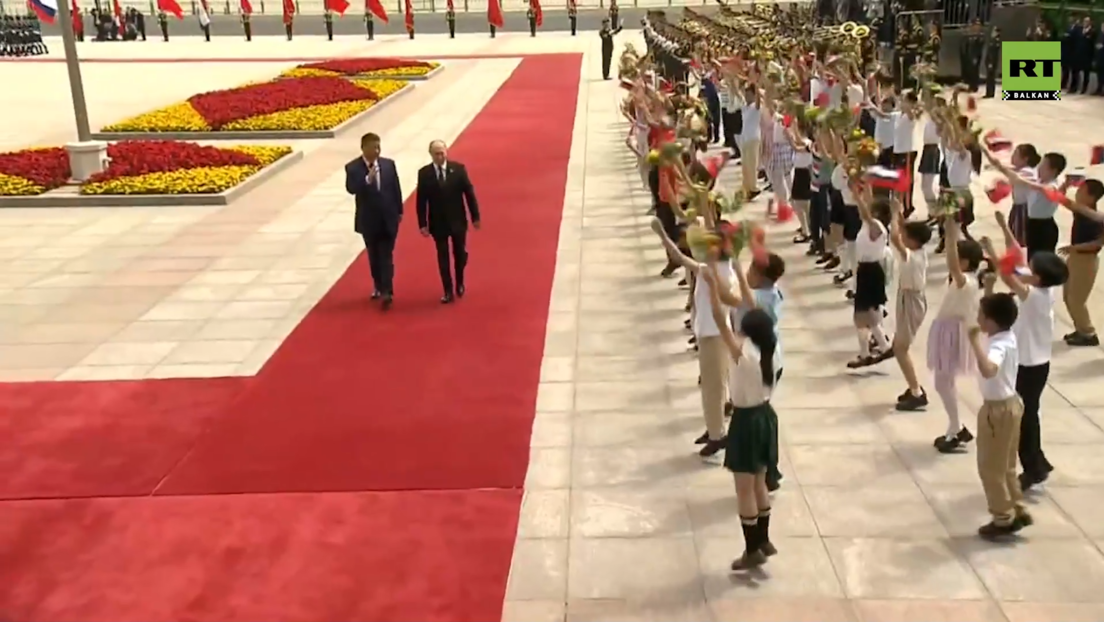 Како је изгледао свечани дочек за председника Путина у Пекингу (ВИДЕО)