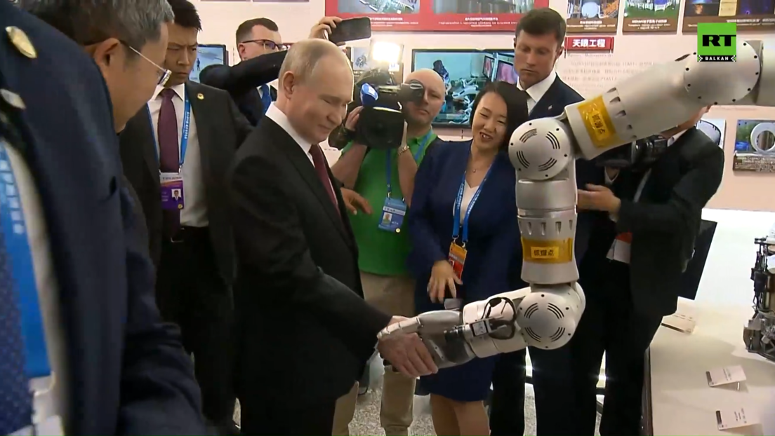 Путин посетио Политехнички универзитет: Руковао се са кинеским роботом