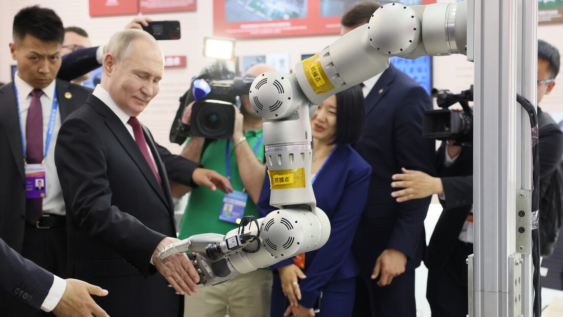Putinova poseta Kini: Od posete crkvi Pokrova Presvete Bogorodice do rukovanja sa robotom