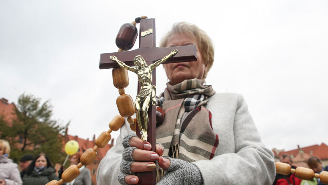 Varšava zabranjuje isticanje krstova, ali je korišćenje "izabranih" zamenica poželjno