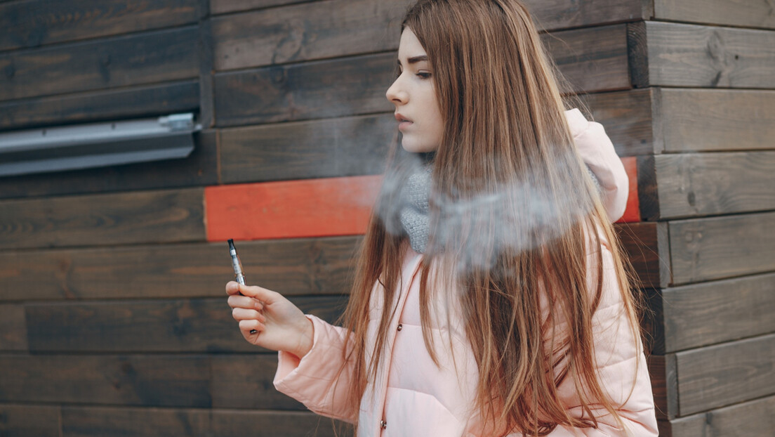 Млади који често користе друштвене мреже имају веће шансе да пуше цигарете и вејп