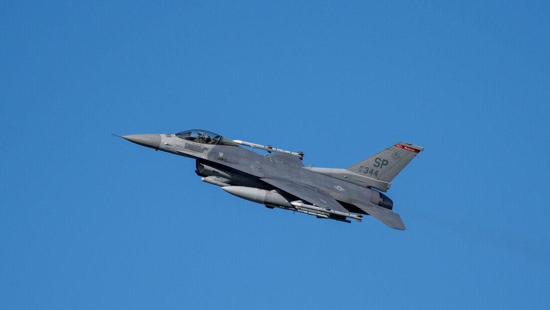 "Politiko": Prva grupa ukrajinskih pilota završila obuku na F-16