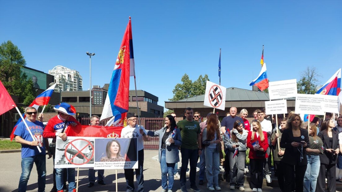Заставе Русије и Србије вијоре се испред немачке амбасаде у Москви: Протести због Сребренице