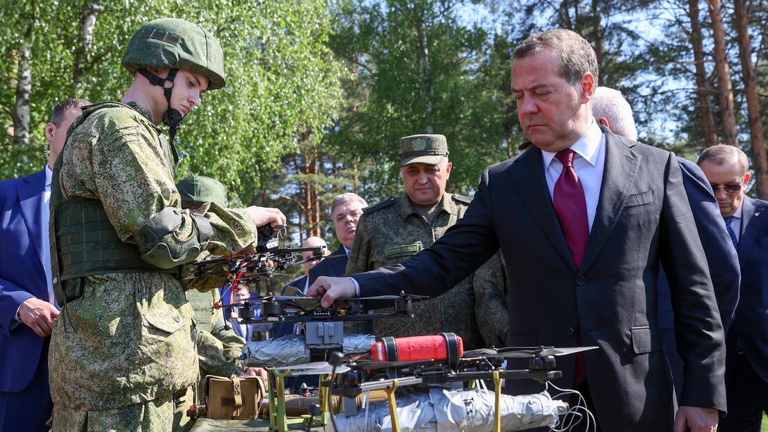 Medvedev: Sjedinjene Države su nam objavile hibridni rat – Bajden namerno menja istoriju