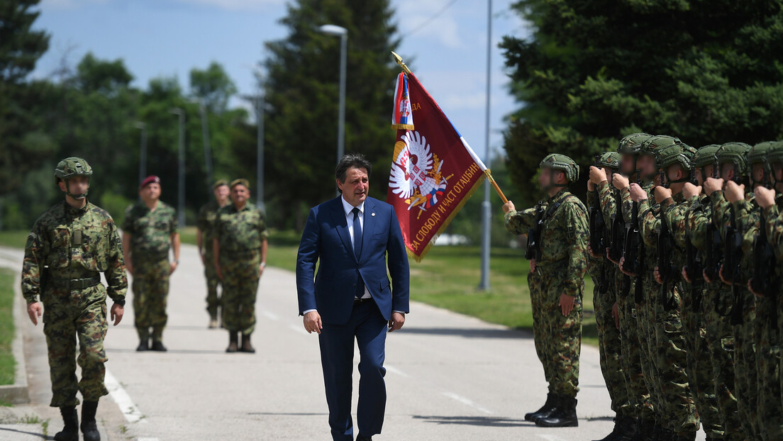 Gašić obišao 63. padobransku brigadu: Duga tradicija koja je ispunjena herojstvom (VIDEO)