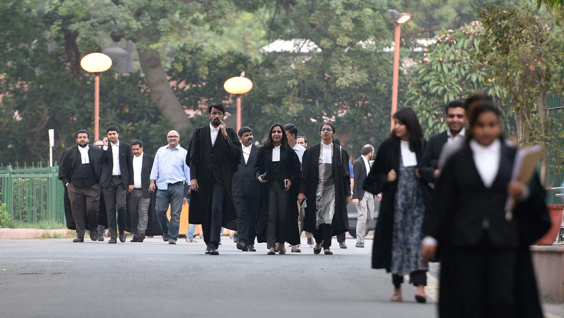 Indija: Da li će zbog rekordne vrućine advokati skinuti tradicionalne odore?