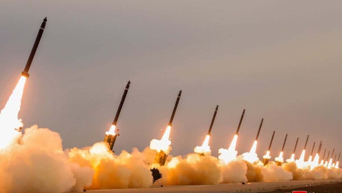 Право у центар: Ким Џонг Ун надгледао приказ "супер великих" вишецевних ракетних бацача (ФОТО)