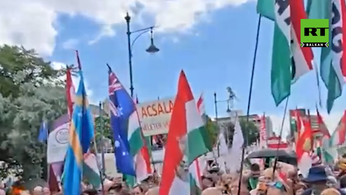 Marš mira u Budimpešti: Desetine hiljada ljudi protestovalo protiv akcija NATO-a (VIDEO)