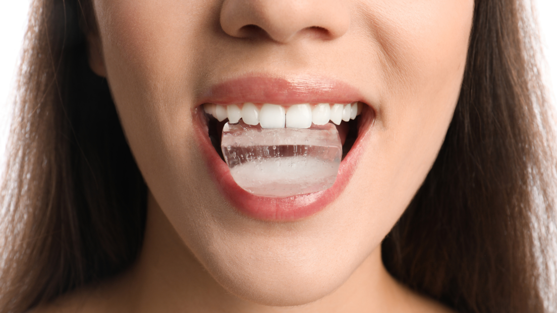 Ево шта се дешава са вашим зубима ако жваћете лед