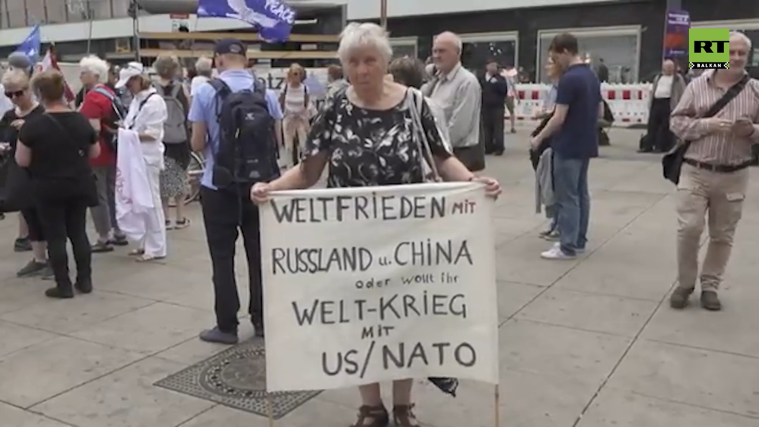 Marš Berlinom protiv NATO: "Nemačka prima naređenja od Vašingtona" (VIDEO)