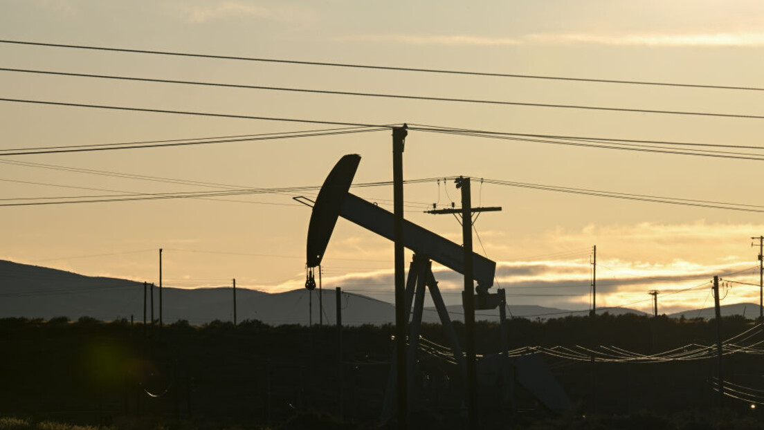 Благи пад цене нафте и поред продужетка смањења производње чланица ОПЕК+