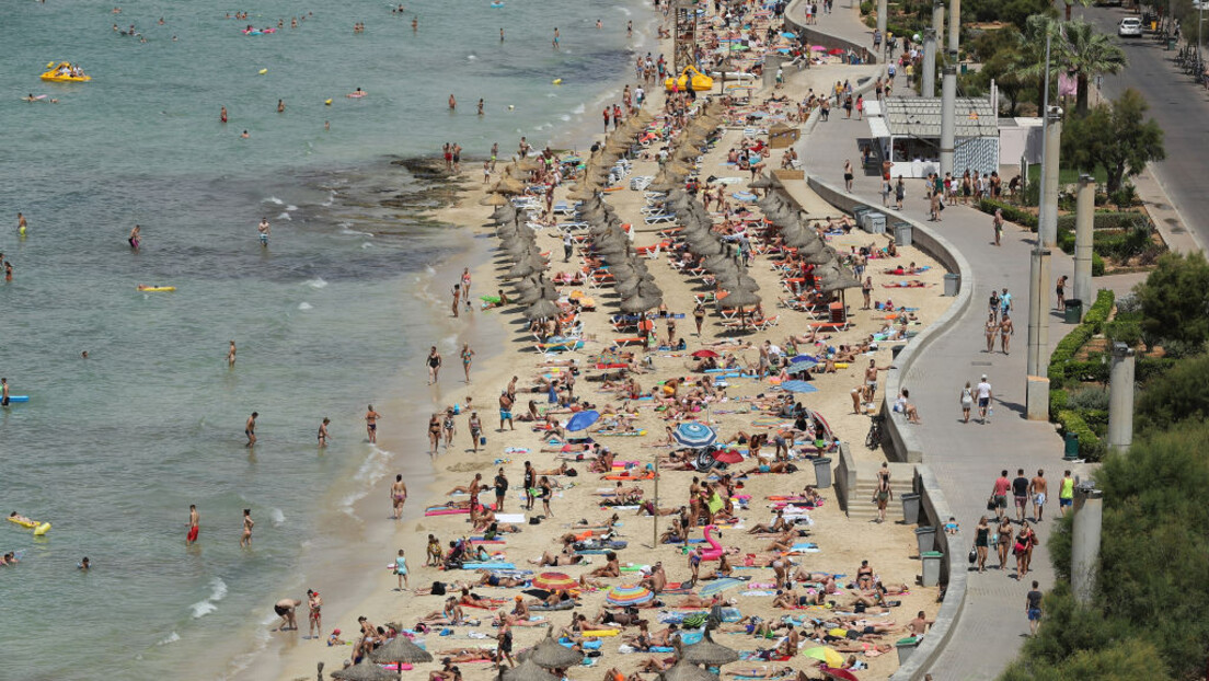 "Vi uživate, mi patimo": Stanovnici Majorke se okupljaju na plažama da bi "oterali" turiste