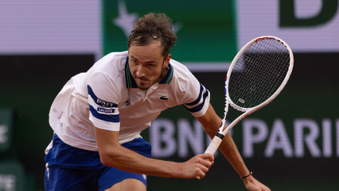 Medvedevu baš ne ide na Rolan Garosu - Rus glatko ispao sa Novakovog puta ka finalu
