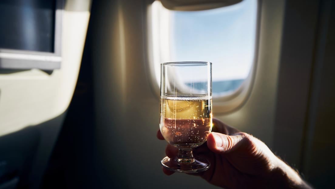 Конзумација алкохола у авиону може довести до проблема са срцем