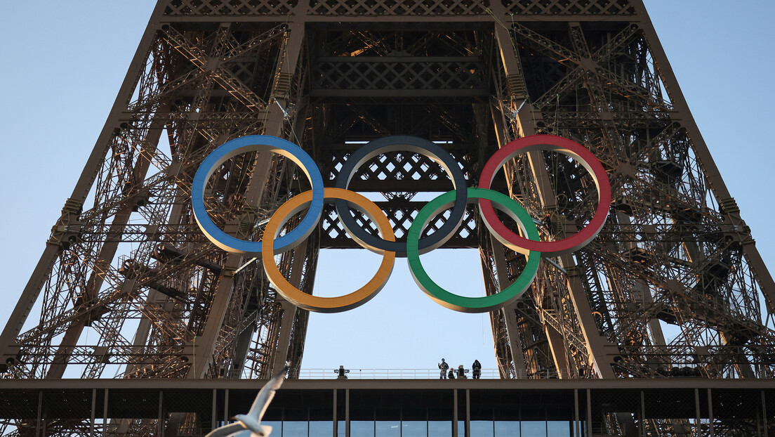 Ајфелов торањ какав нисте видели - олимпијски кругови постављени, све је спремно за Игре