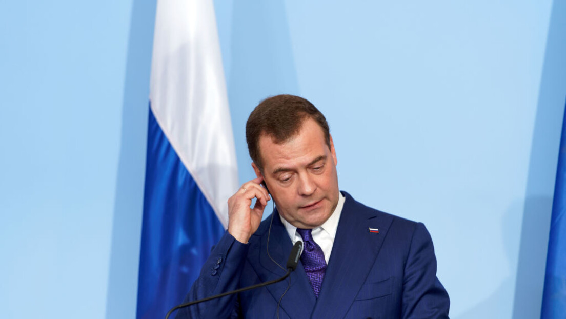 Medvedev: "Jetrena pašteta" Šolc treba na kolenima da moli Ukrajince za oproštaj