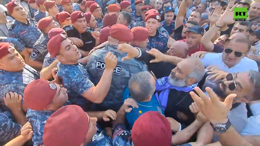 У Јеревану немири: Туча и у парламенту и испред њега – демонстранту откинута рука (ВИДЕО)